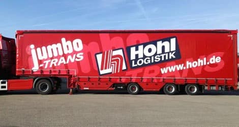 Fliegl Mega-Sattelauflieger: Schiebeplane von Hohl ermöglicht schnelle Öffnung und Schließung. Effektives Transportmittel für den Maschinentransport auf der Straße.