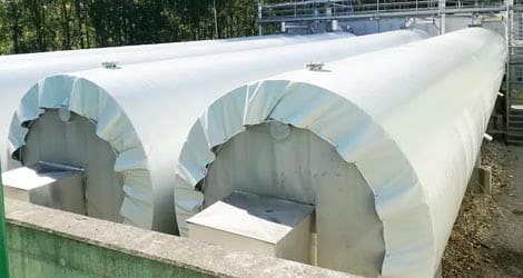 Das Bild zeigt eine Abdeckplane für ein Silo. Die Plane schützt den Inhalt des Silos vor Witterungseinflüssen und sorgt so dafür, dass das Material in einwandfreiem Zustand bleibt. Mit dieser Abdeckplane ist das Silo vor Regen, Schnee und Sonneneinstrahlung geschützt und gewährleistet so eine hohe Qualität des Materials.
